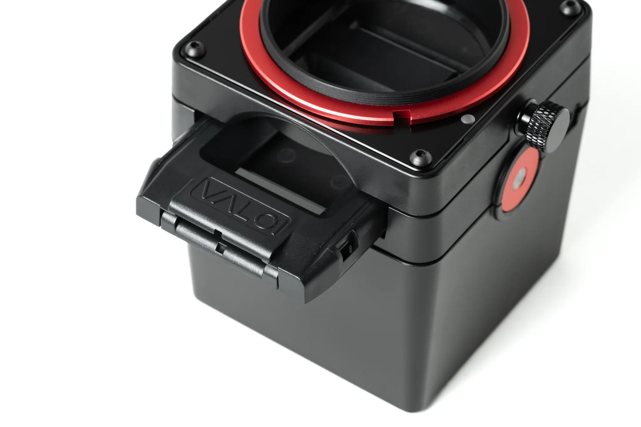 Detailansicht des VALOI easy35 v2 mit eingesetztem Filmhalter und Adapterring für präzise Filmführung.