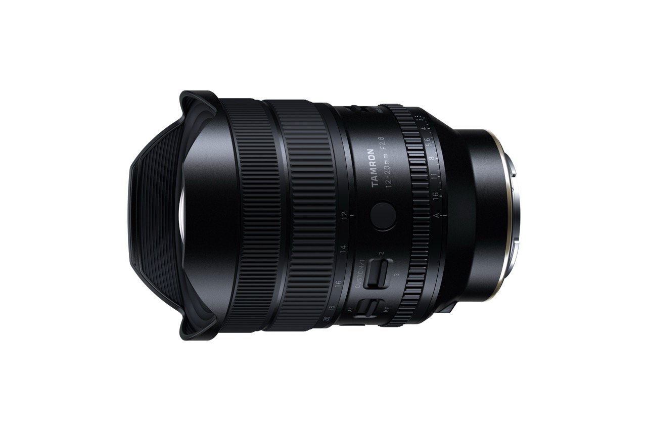 Tamron 12-20mm F2.8 Di III-A VC VXD für Sony E-Mount in schräger Vorderansicht mit Gegenlichtblende.
