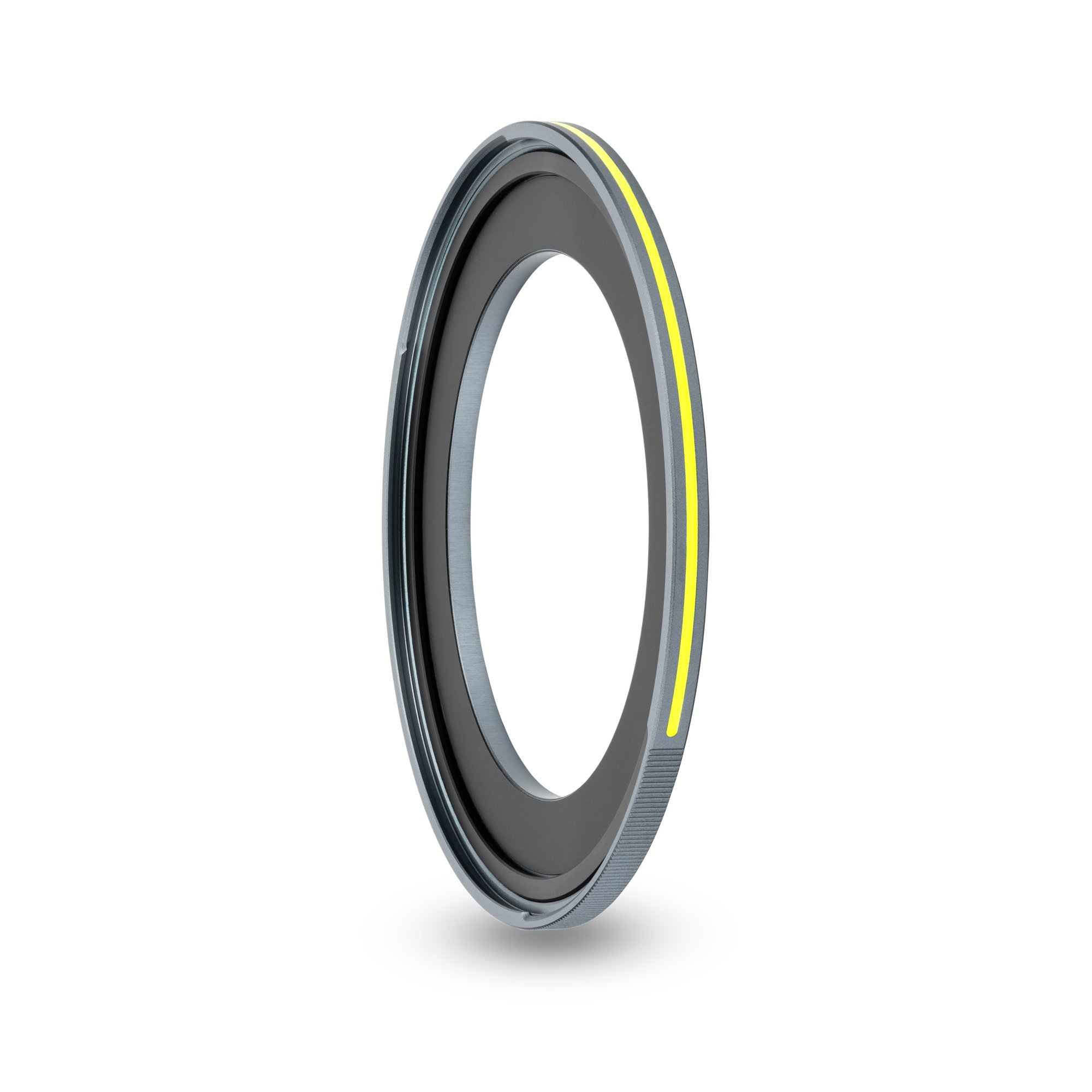 Schräge Ansicht des NiSi JetMag Pro Prolock Luminous Adapterrings (82MAG) mit gut sichtbarer Leuchtmarkierung.