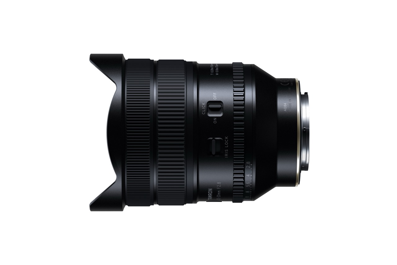 Linke Seitenansicht des Tamron 12-20mm F2.8 Di III-A VC VXD für Sony E-Mount mit Schaltern.