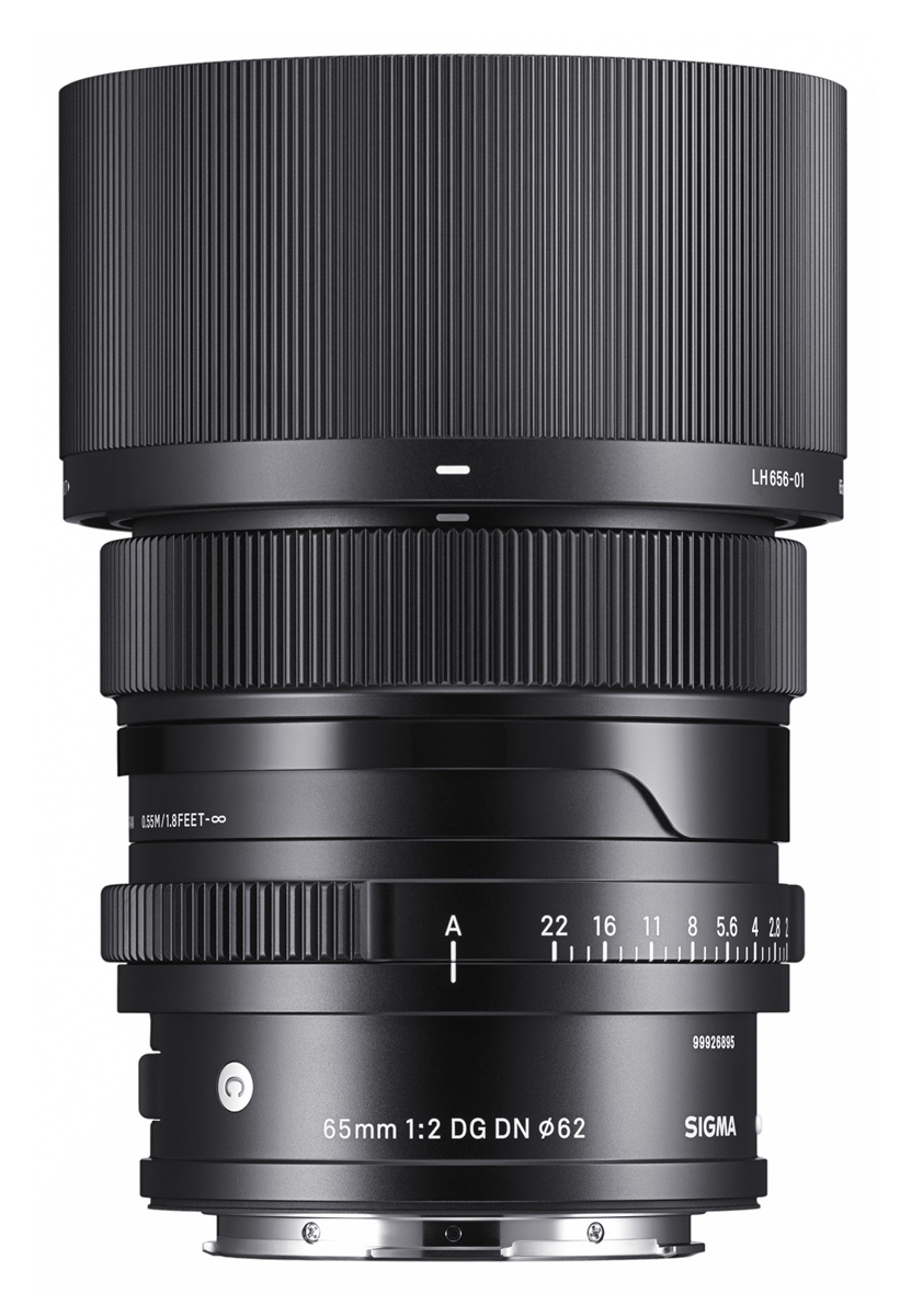 Sigma Contemporary 65mm F2 DG DN L-Mount mit montierter Gegenlichtblende in der Vorderansicht.