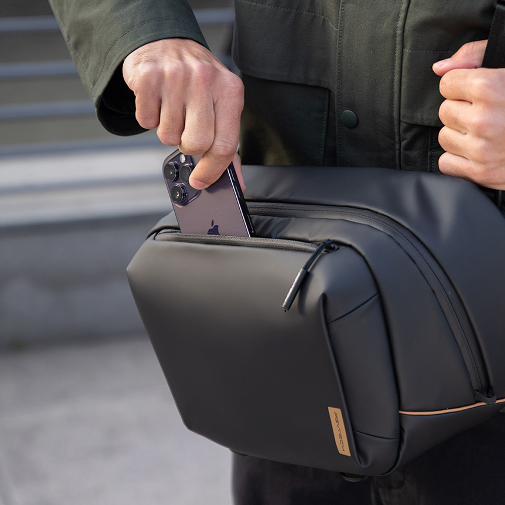PGYTECH OneGo Solo V2 4L in Obsidian mit schnell zugänglichem Frontfach für Smartphone im Einsatz.