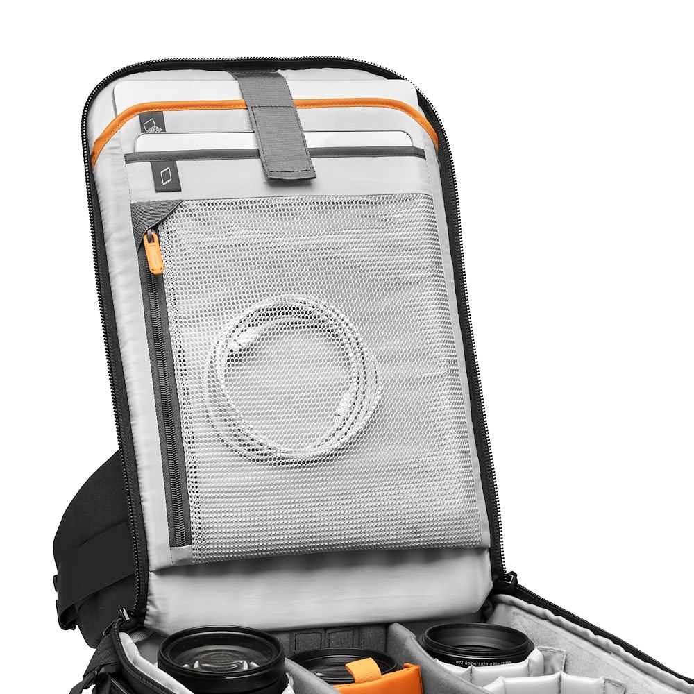 Lowepro Flipside BP 400 AW III mit geöffnetem Deckel und Netzfach zur Aufbewahrung von Kabeln und Zubehör