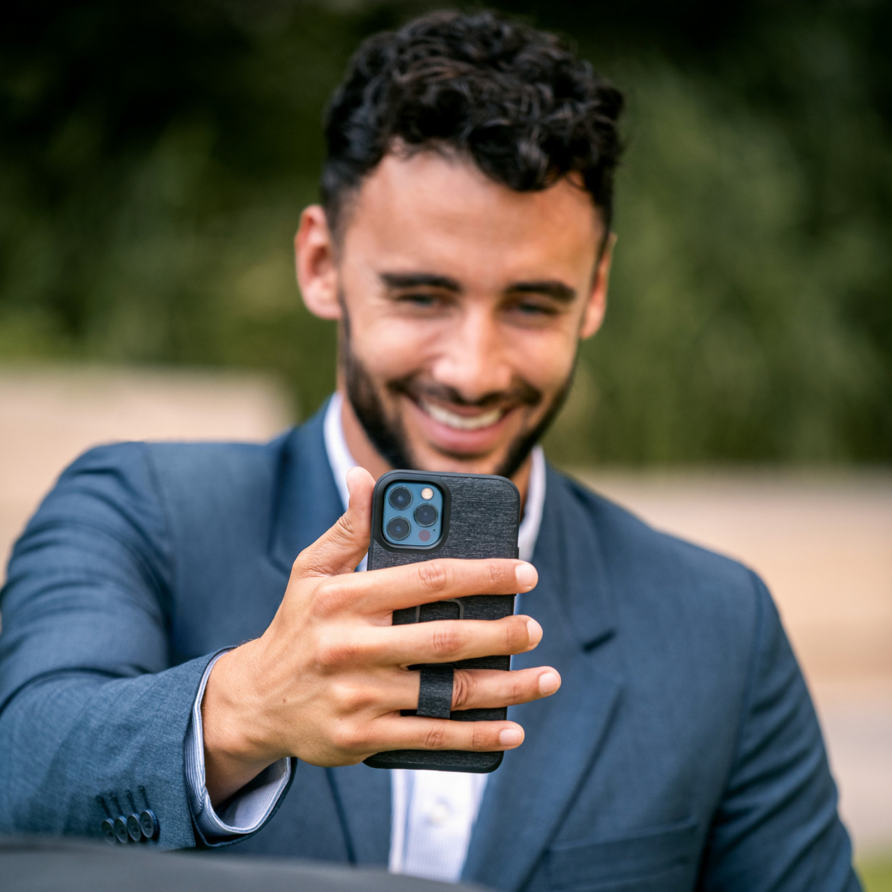 Everyday Case iPhone 13 Pro (Dunkelgrau + Fingerschlaufe) Everyday Case iPhone 13 Pro (Dunkelgrau + Fingerschlaufe)