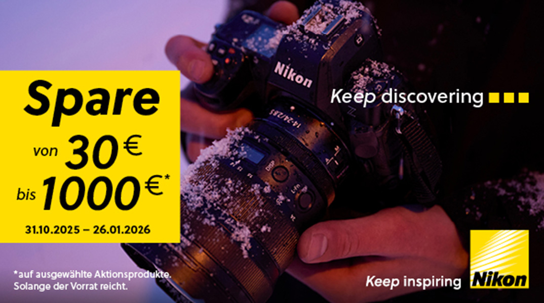 Nikon Winter Sofortrabatt Nikon Kamera mit Schneeflocken in der Hand, gelbes Aktionsbanner mit Preisnachlass bis 1000 €