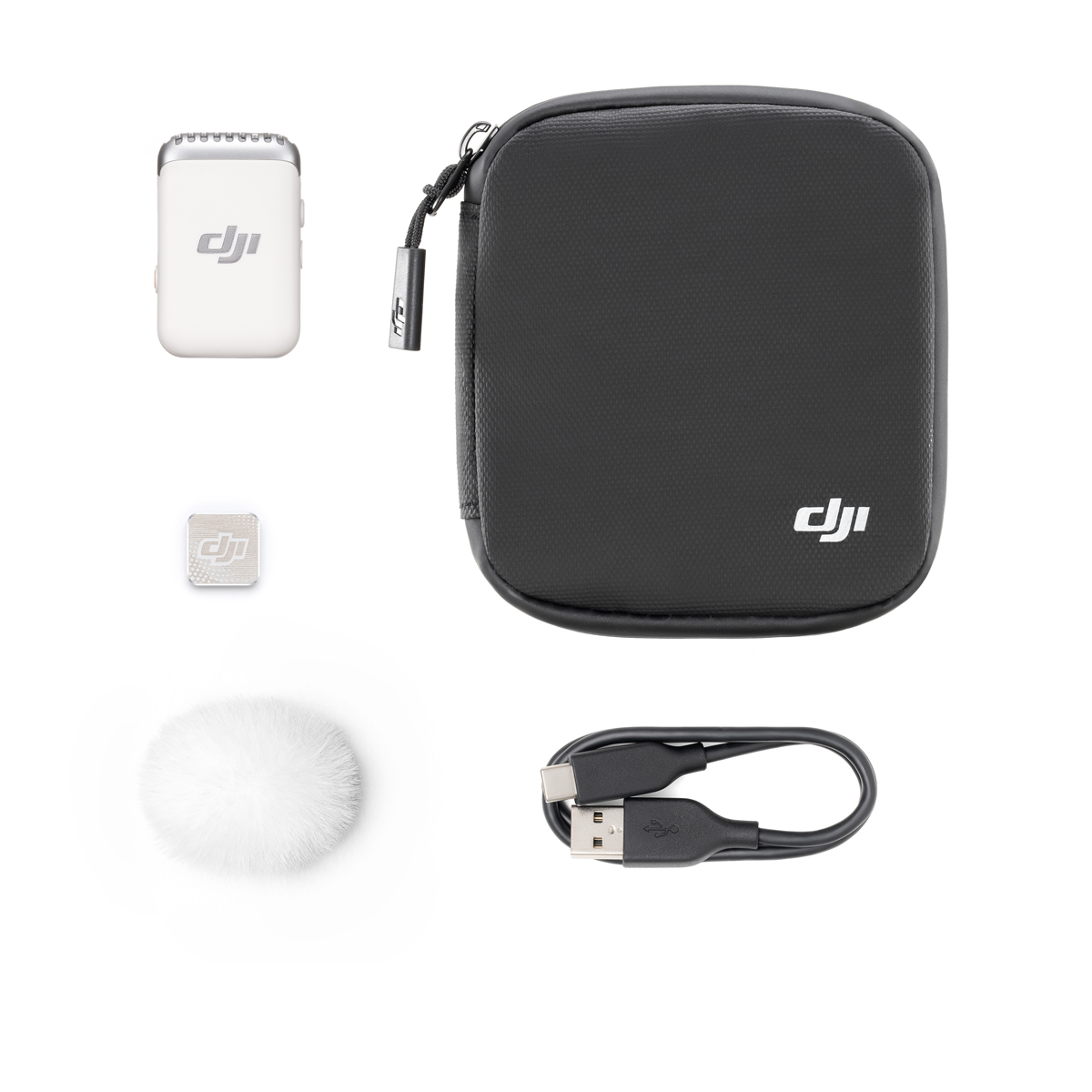 DJI Mic 2 Sender Lieferumfang mit Sender, Windschutz, Ladekabel, Clipmagnet und Transporttasche in Übersicht