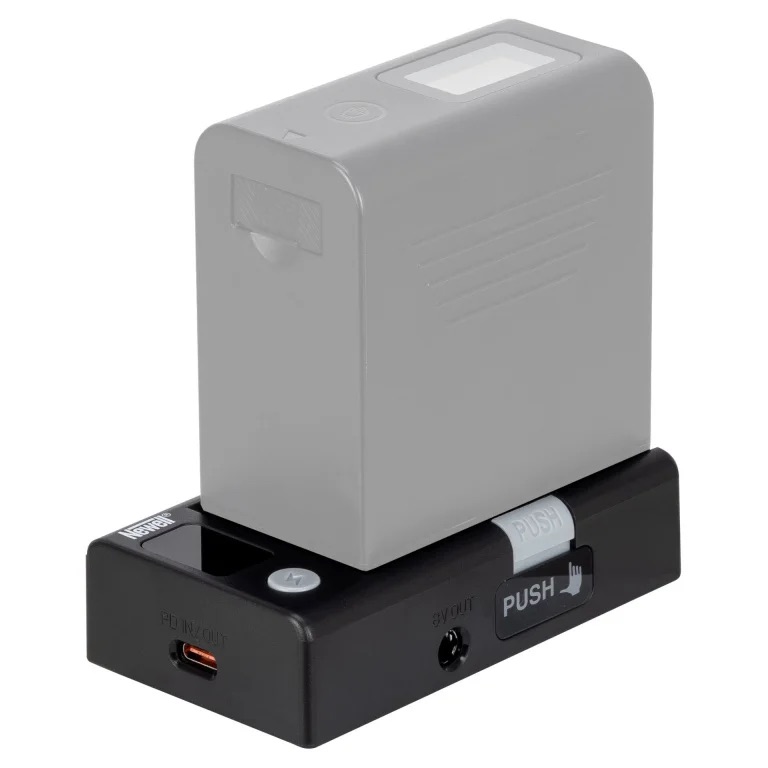 Newell DC-USB Universal Adapter für NP-F Akkus mit eingesetztem Akku und USB-C-Anschluss