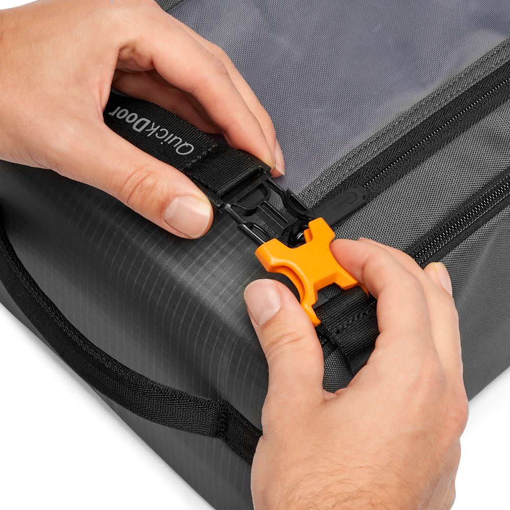 Lowepro GearUp Creator Box XL II – Detailansicht der QuickDoor-Schnalle und des robusten Verschlusssystems