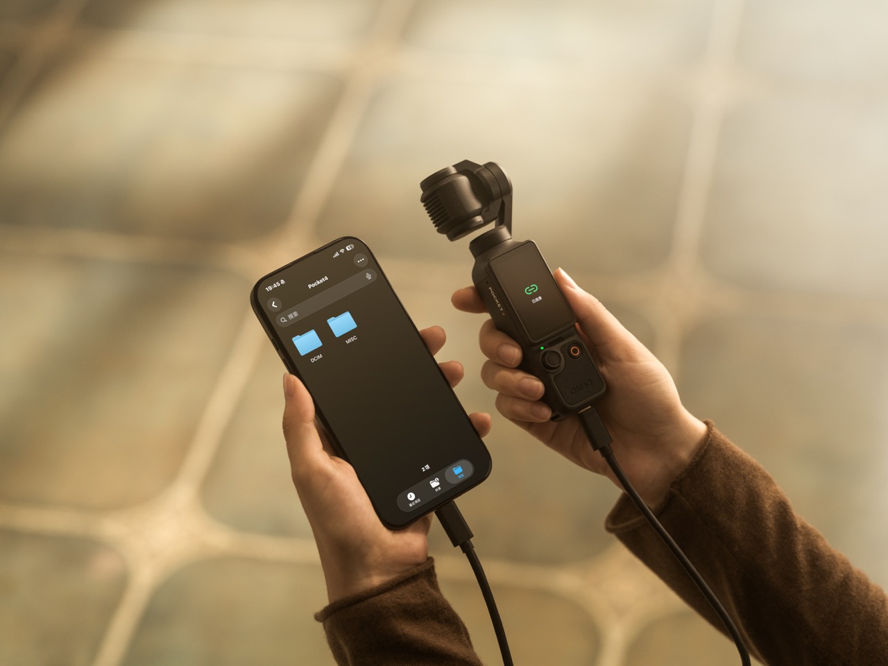 DJI Osmo Pocket 4 – Detailansicht mit USB-Verbindung zum Smartphone und Dateiverwaltung auf dem Display