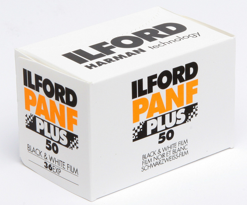 Ilford Pan F Plus 50 – Schrägansicht der Verpackung für Schwarzweißfilm mit ISO 50 und Produktbeschriftung