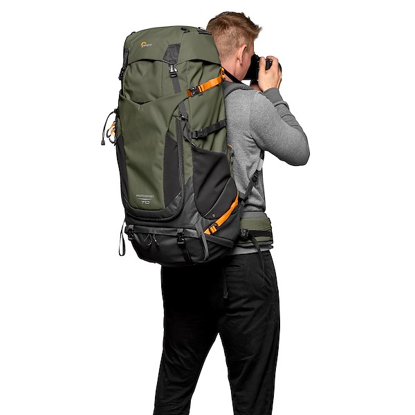 Lowepro PhotoSport Pro 70L AW IV M-L – Rucksack im Einsatz, getragen von Person beim Fotografieren im Freien
