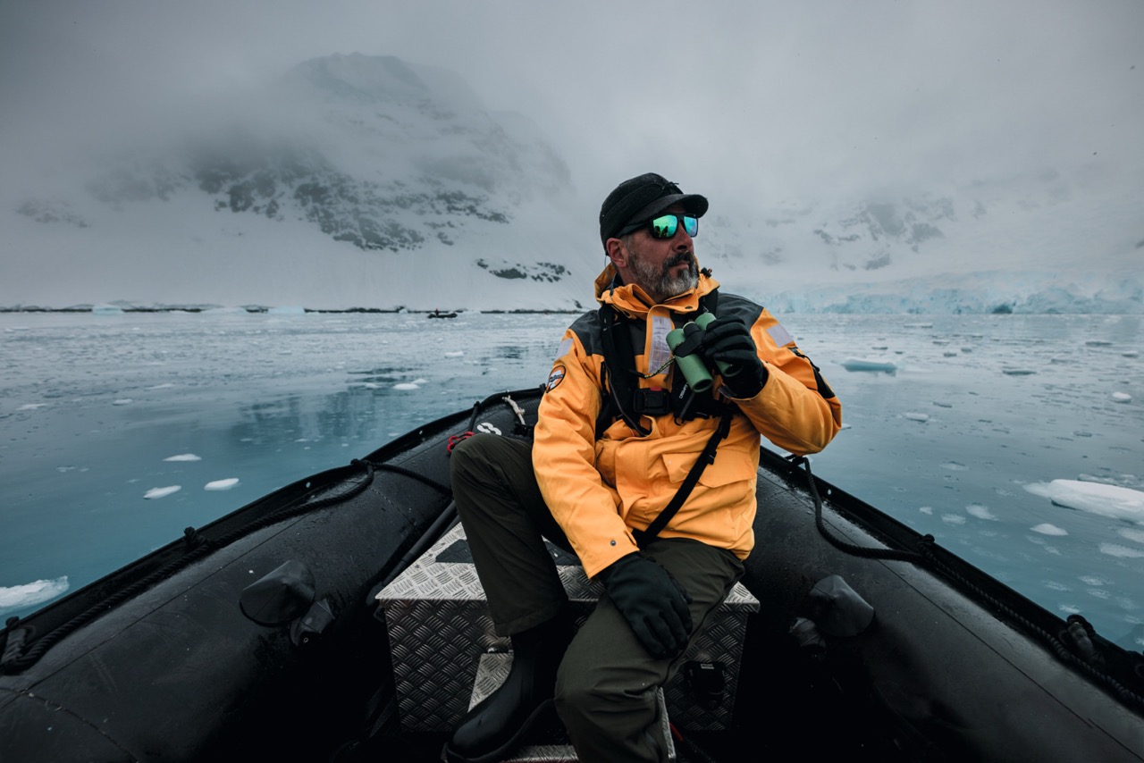 Swarovski Optik CL Companion III Fernglas im Einsatz auf Expeditionsboot vor eisiger Küstenlandschaft