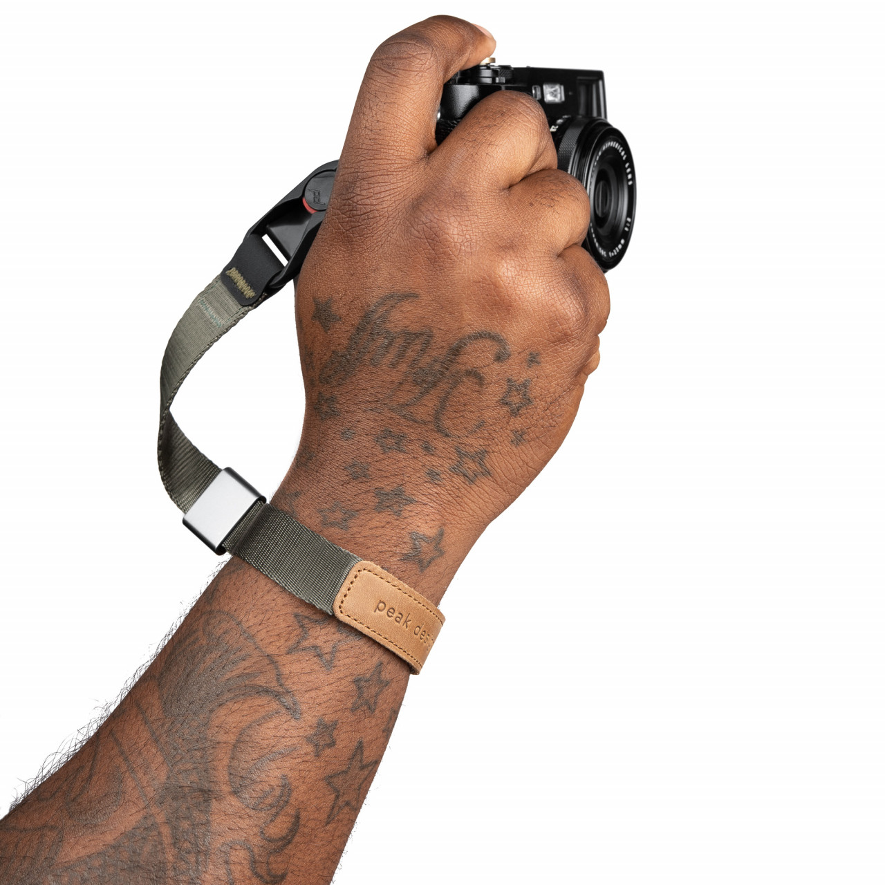 Cuff Handgelenkschlaufe (Sage) Peak Design Cuff Handgelenkschklaufe in Salbeigrün an Kamera und in Hand