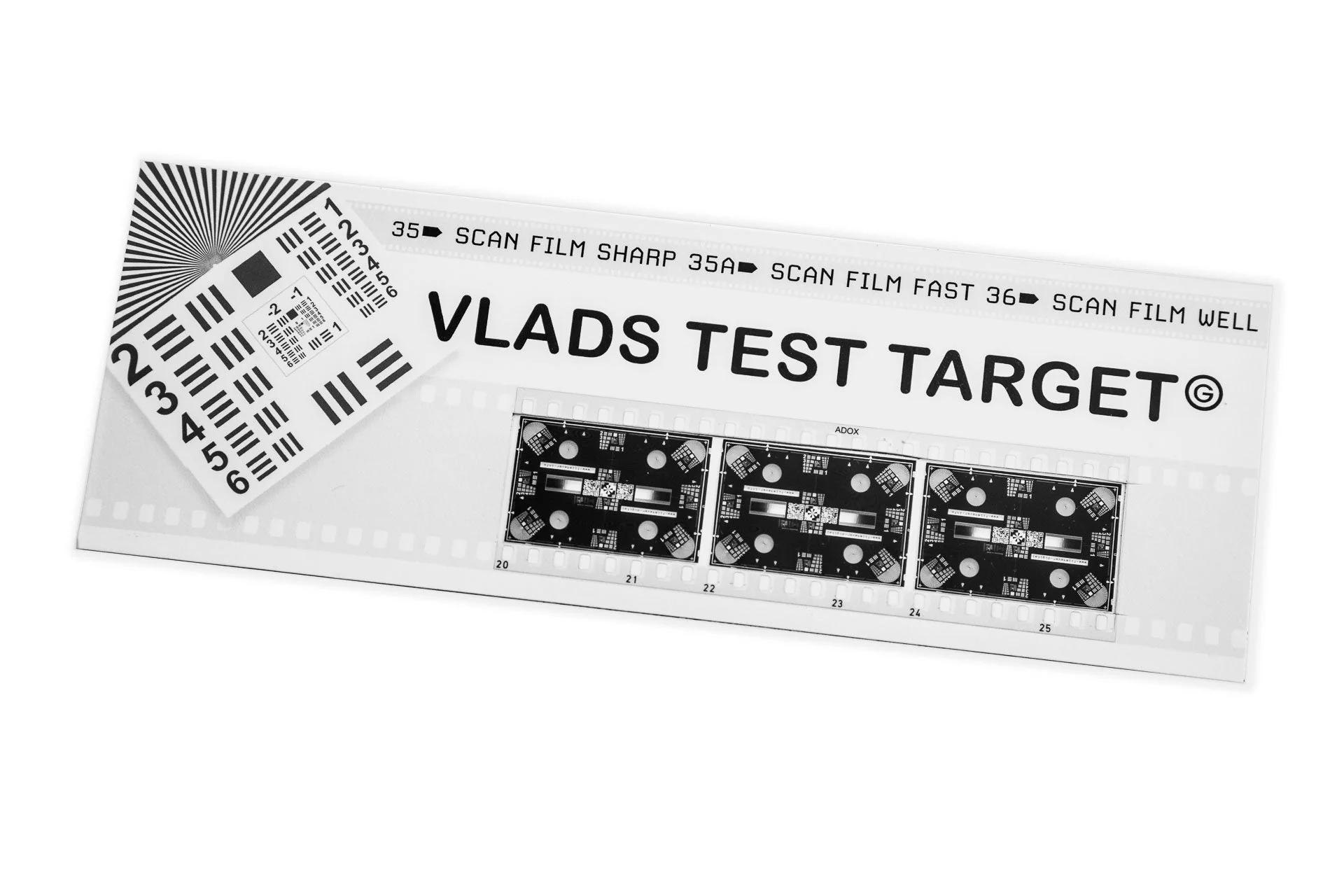 VALOI Vlad's Test Targets in schräger Ansicht mit Testmustern zur Prüfung von Schärfe, Auflösung und Ausrichtung bei der Filmdigitalisierung.