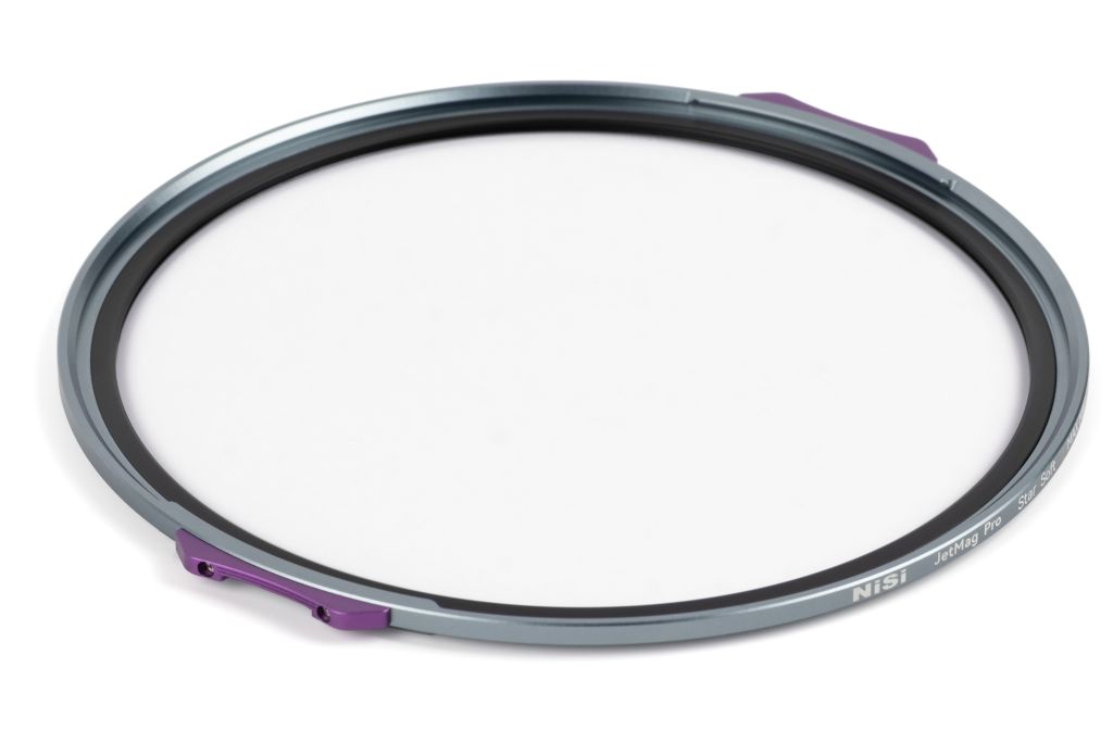 NiSi JetMag Pro Star Soft MAXMAG Rundfilter in schräger Perspektive auf hellem Hintergrund