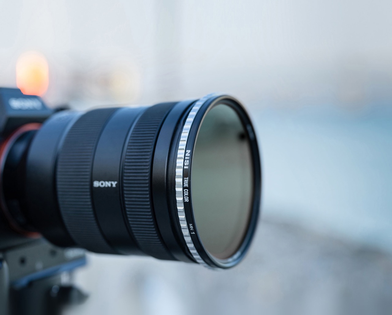 NiSi True Color ND Vario 1–5 Stops 82mm – Detailansicht am Objektiv montiert, Rahmen und Beschriftung sichtbar
