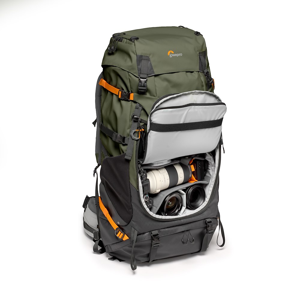 Lowepro PhotoSport Pro 70L AW IV M-L – Frontansicht mit geöffneter Kamerasektion und eingesetzter Fotoausrüstung