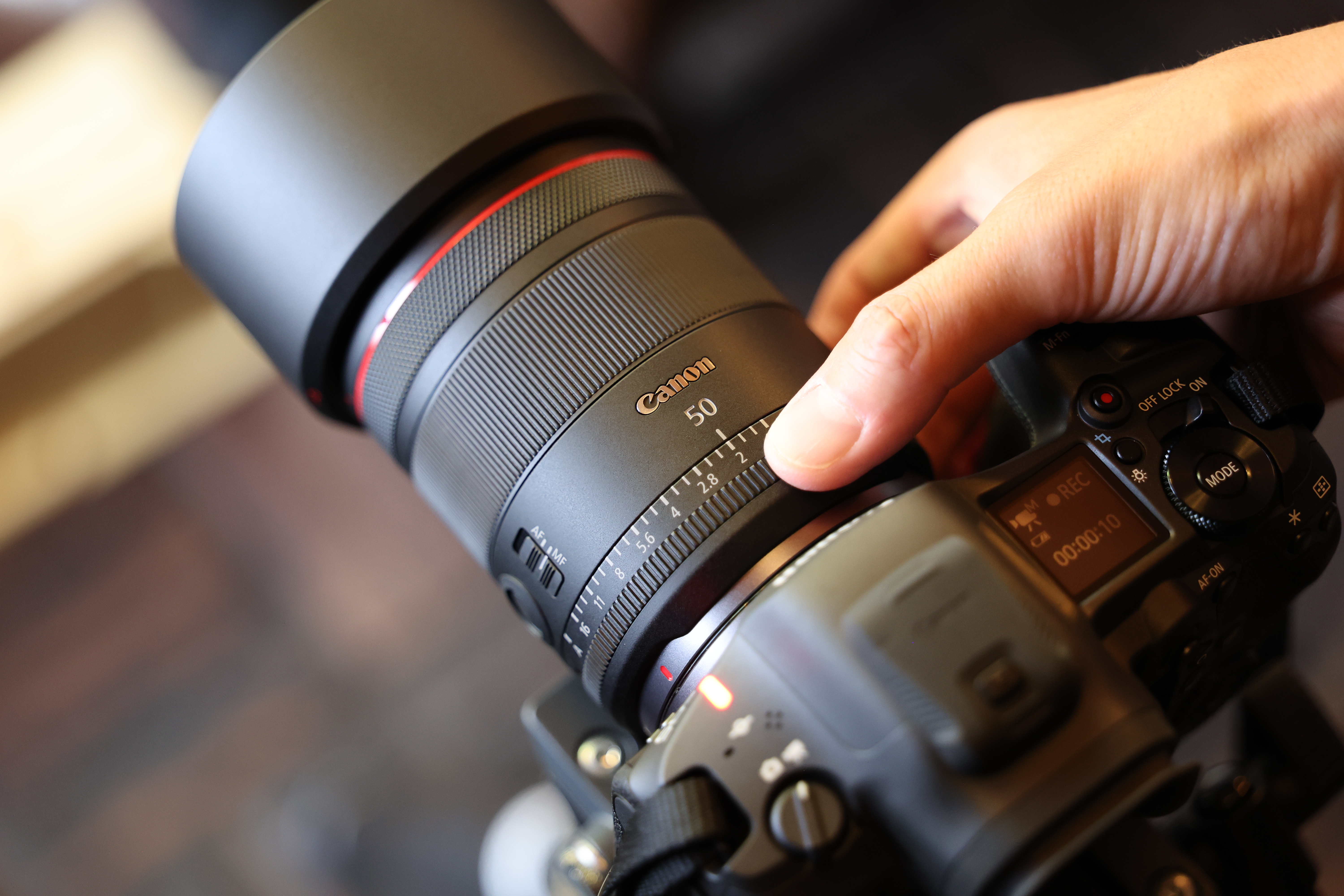 Canon RF 50mm Objektiv an Canon EOS R6, Detailansicht des Blendenrings bei hybrider Foto- und Videoaufnahme