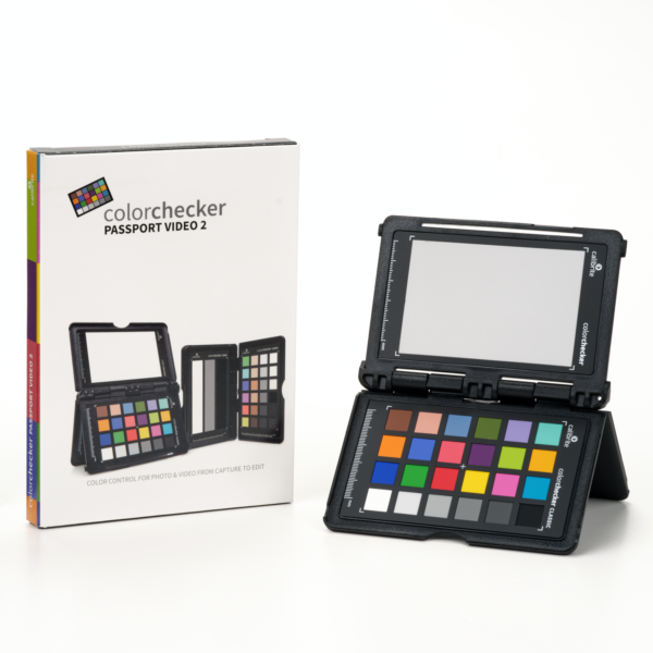 Calibrite ColorChecker Passport Video 2 – Verpackung und Produkt mit aufgeklappter Farbtafel für Video-Farbabgleich