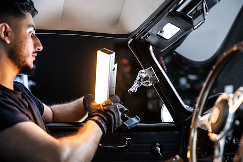 C50EJ 2" Schraubzwinge mit Backen Manfrotto C50EJ 2" Schraubzwinge mit Backen, Anwendungsbeispiel auf Auto