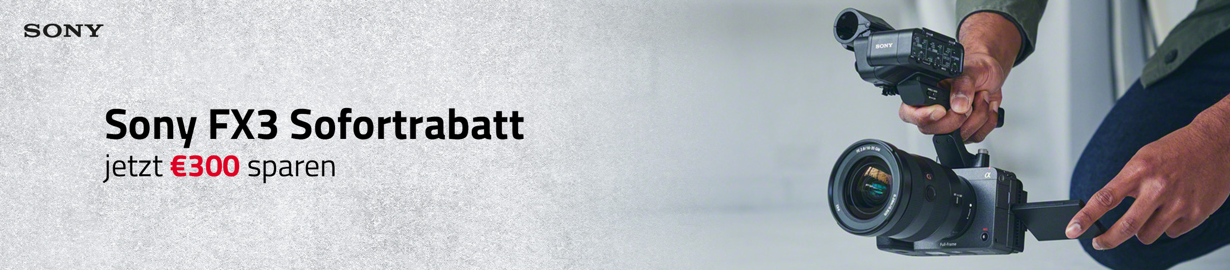 Sony FX3 Kamera mit Objektiv und Zubehör in seitlicher Ansicht, Banner mit Hinweis auf Sofortrabatt von 300 Euro