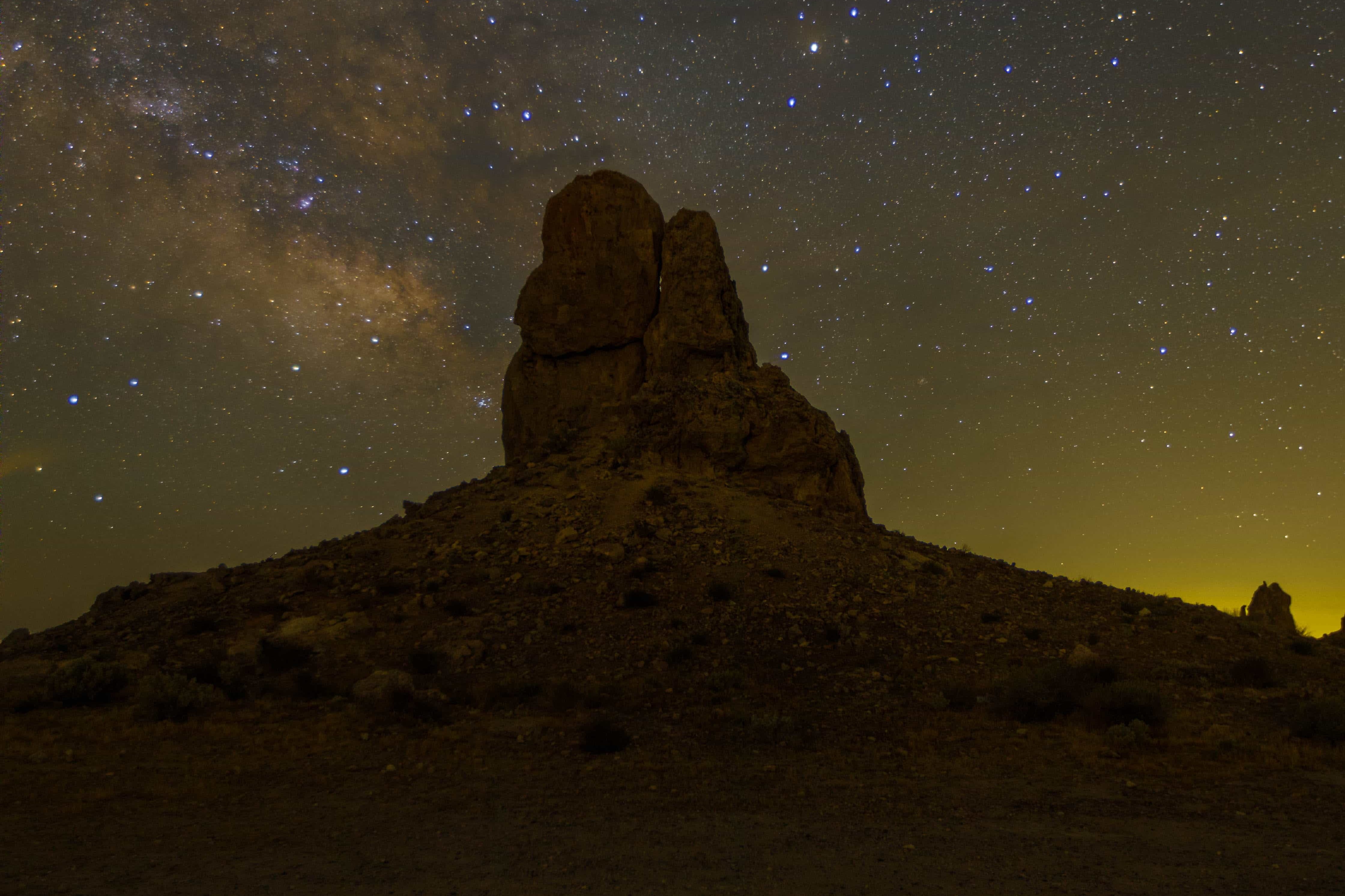 Nachtlandschaft mit Sternenhimmel und Felsformation ohne Star-Soft-Filter bei Astrofotografie