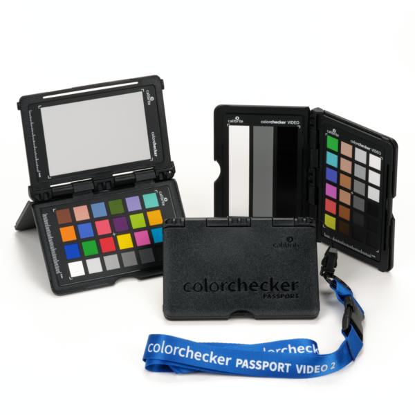 Calibrite ColorChecker Passport Video 2 – Set mit mehreren aufgeklappten Farbtafeln und Zubehör zur Farbkontrolle