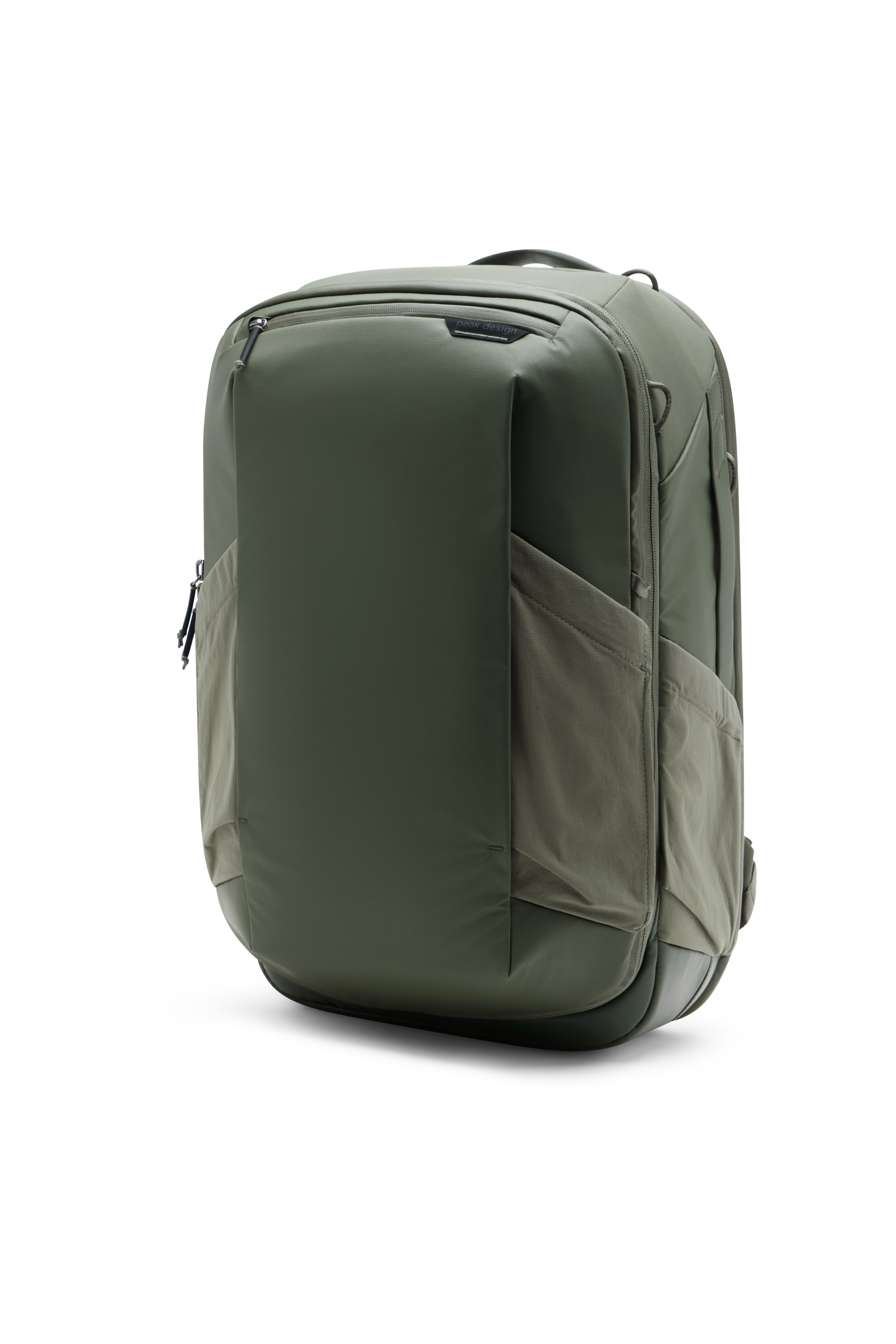 Peak Design Travel Backpack 20L in Sage, schräge Vorderansicht mit schlankem Design und Reißverschluss