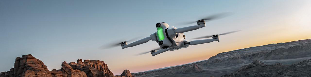 Antigravity A1 – schräge Ansicht der Drohne im Flug über Canyonlandschaft bei Sonnenuntergang