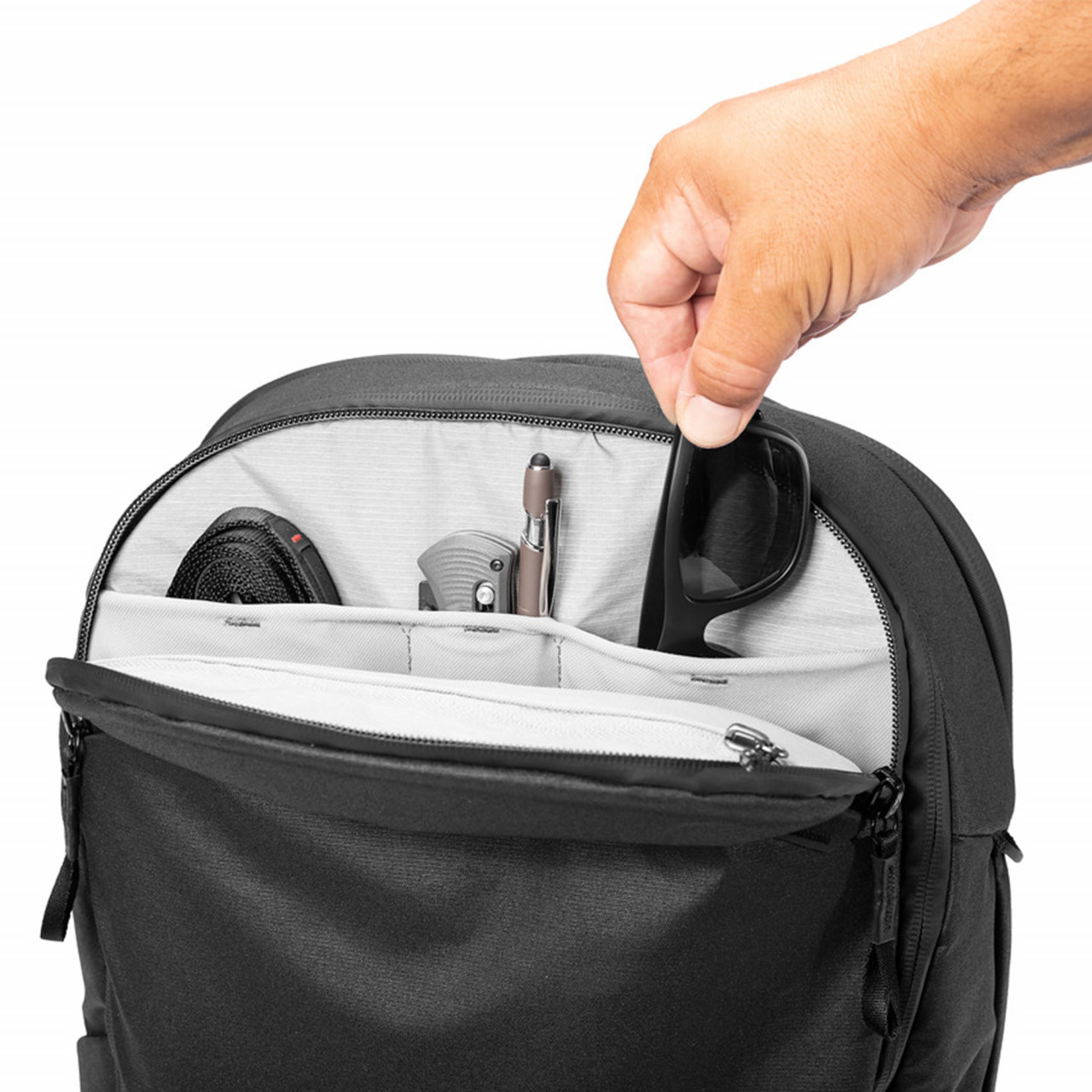 Peak Design Travel Backpack 30L in Schwarz, Tasche offen mit Sonnenbrillen