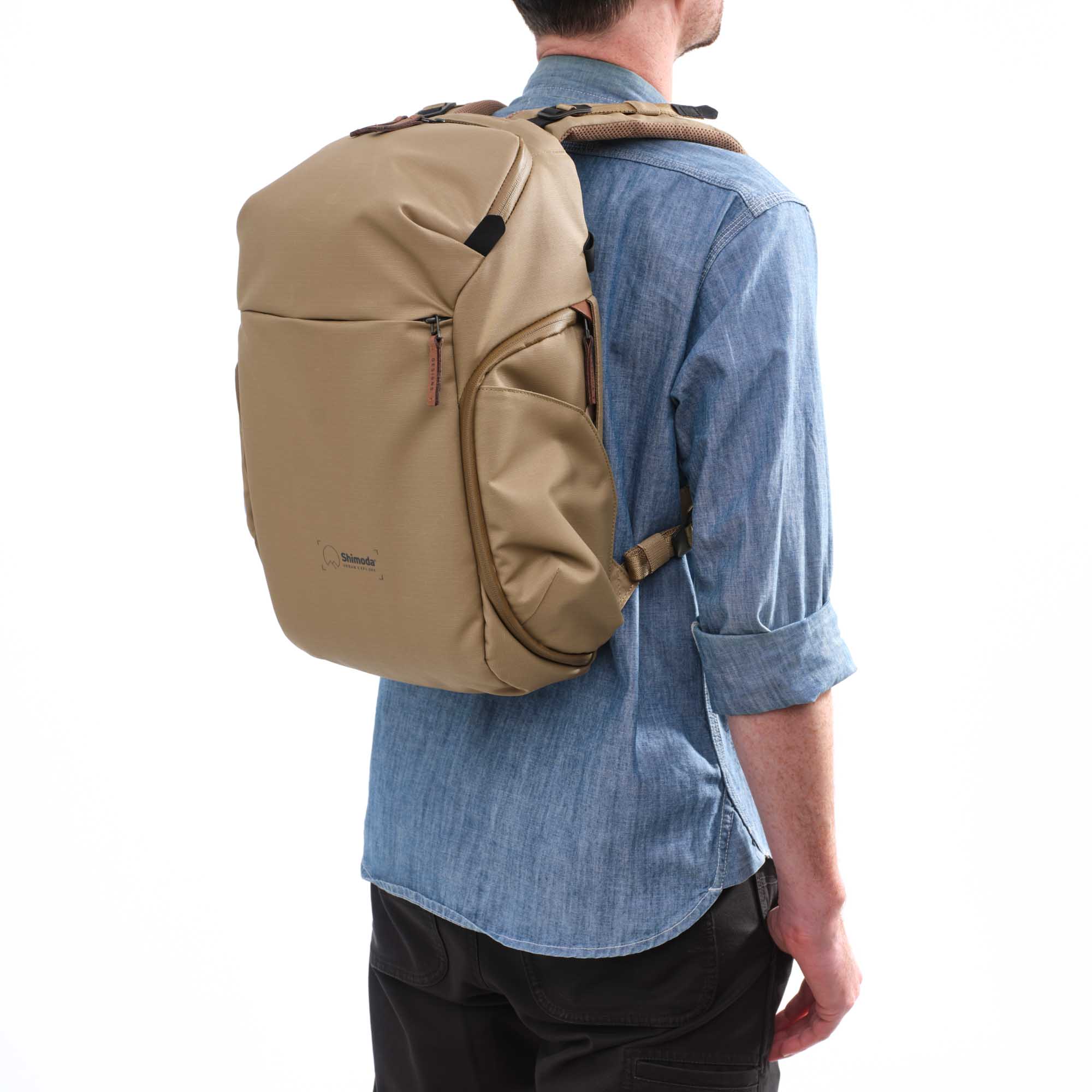 Shimoda Designs Explore 20 Rucksack in Beige, Lifestyle Foto des Ruckacks auf einer Person