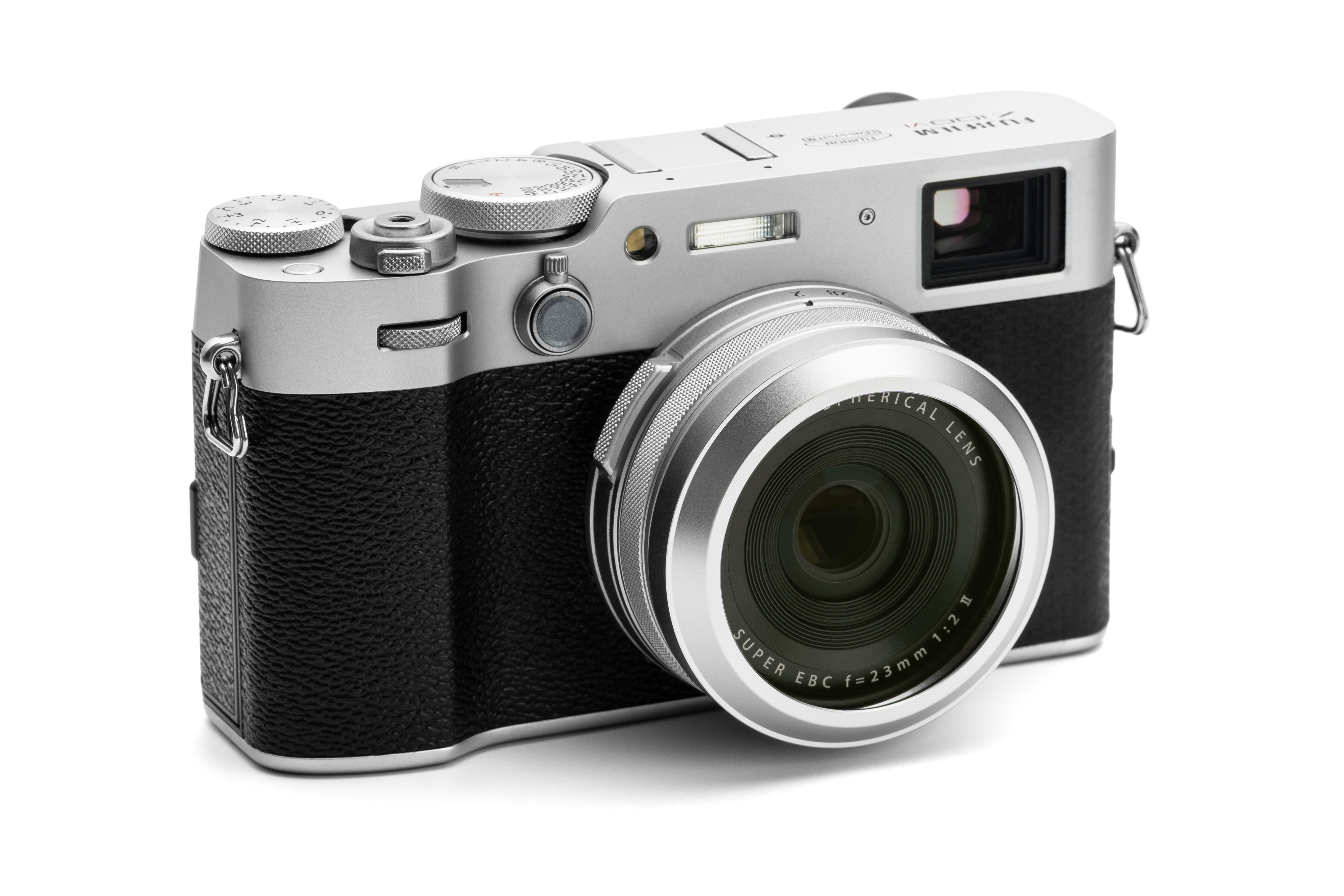 NiSi Highlight Diffusion Filter in Silber montiert an Fujifilm X100 Kamera, schräge Ansicht mit Objektiv und Filterring