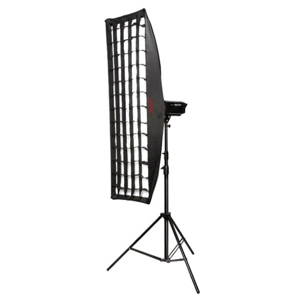 Godox Softbox mit Grid 60x90 cm – Seitenansicht mit Wabengitter auf Lichtstativ montiert