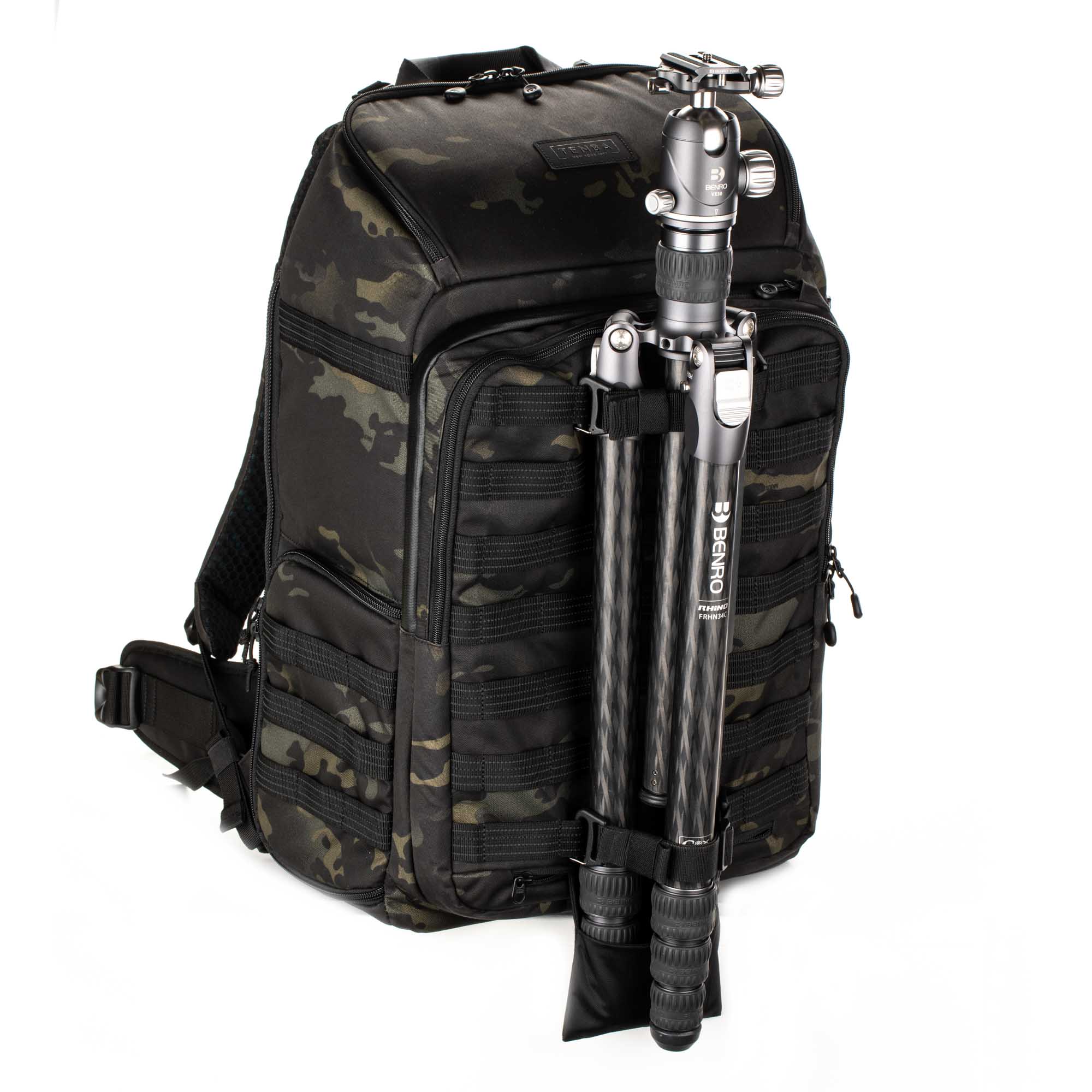 Tenba Axis V2 32L Rucksack in MultiCamo und Schwarz, Rückseite mit angeschnalltem Stativ