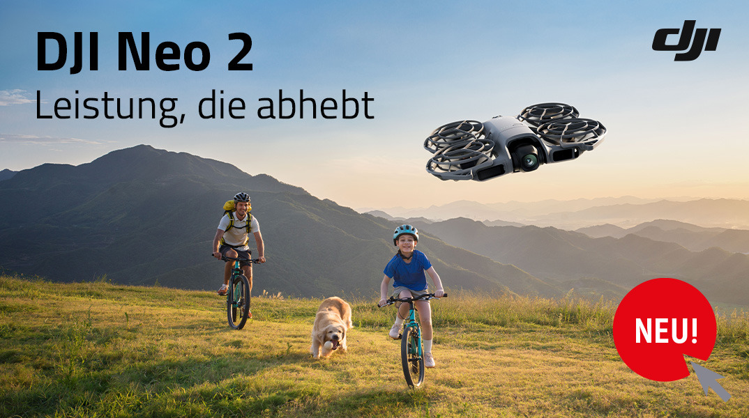 DJI Neo 2 Drohne fliegend über Wiese mit Radfahrern und Hund bei Sonnenuntergang, Produktneuheit