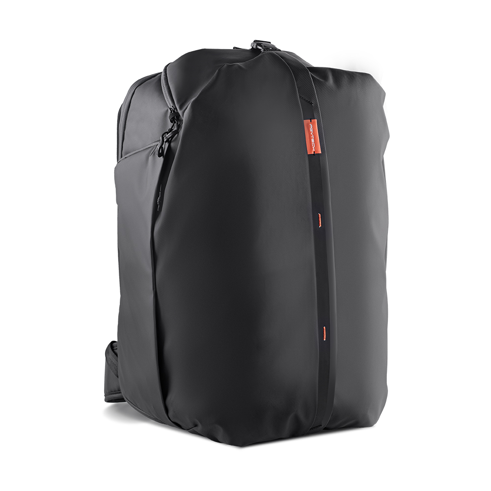 PGYTECH OneMo Travel Backpack 35L in Schwarz mit geschlossener Regenhülle in der Vorderansicht.
