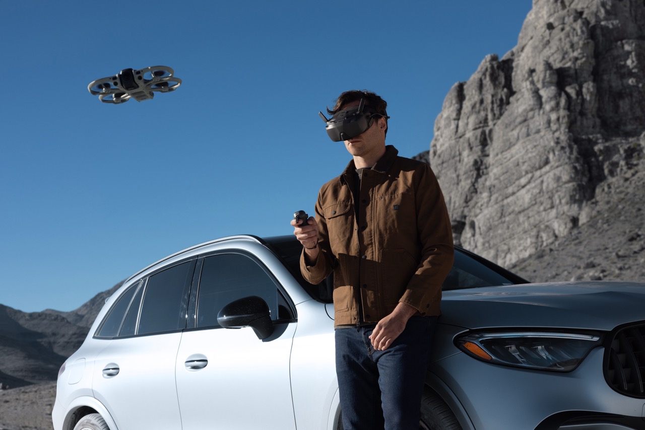 DJI Avata 360 Drohne im FPV-Einsatz gesteuert neben Fahrzeug in felsiger Landschaft