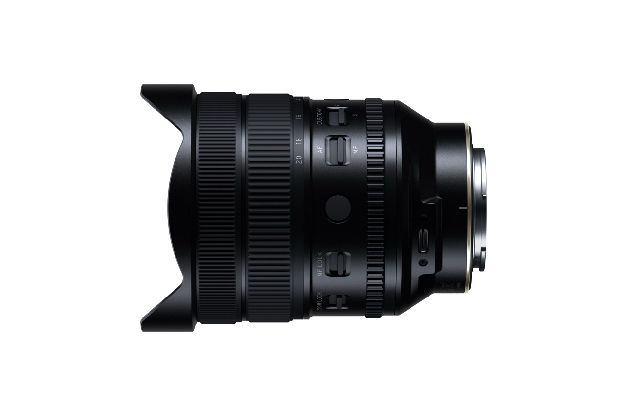 Rechte Seitenansicht des Tamron 12-20mm F2.8 Di III-A VC VXD für Sony E-Mount mit Bedienelementen.