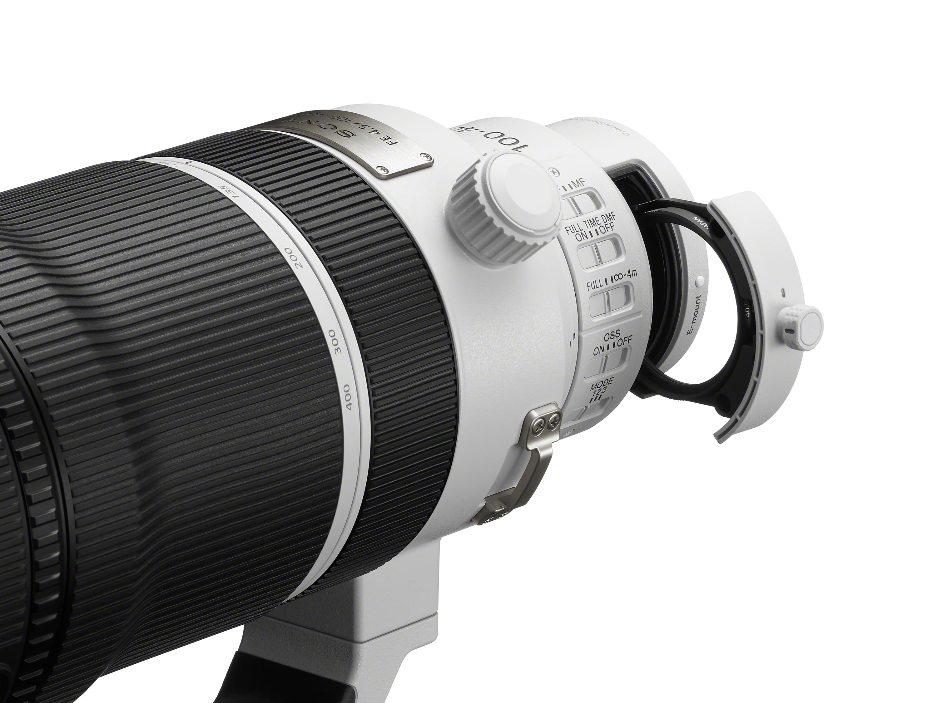 Sony FE 100–400mm F4.5 GM OSS mit geöffnetem Stativring in Detailansicht der Bedienelemente