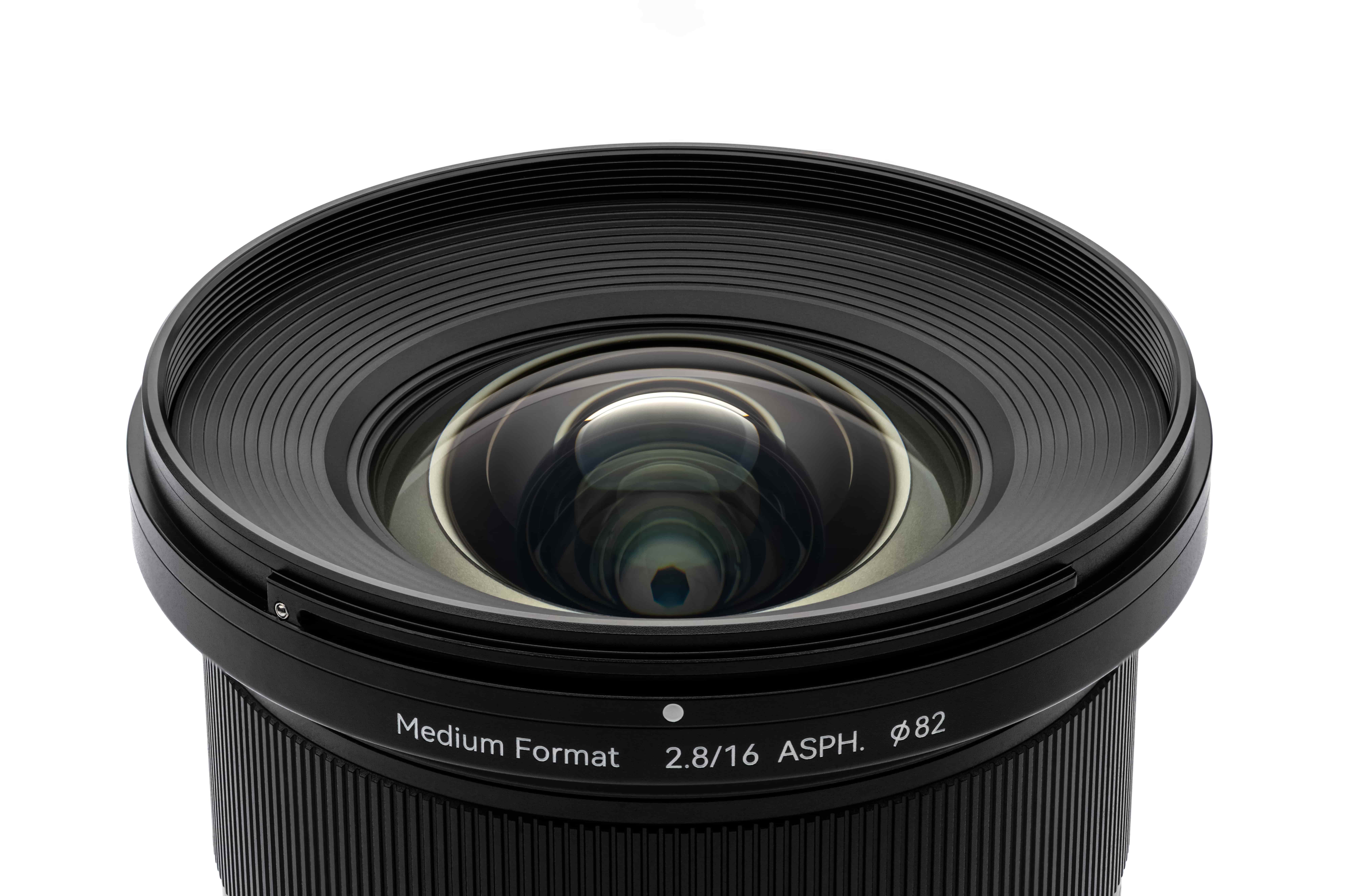 Frontansicht des NiSi Aureus Prime 16mm T2.8 ASPH Mittelformat-Objektivs mit großer asphärischer Frontlinse.
