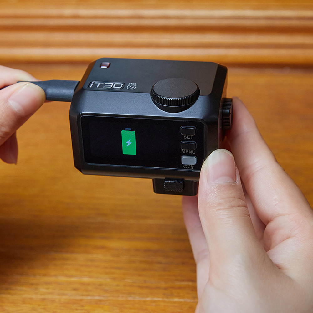 Godox iT30Pro Funkauslöser – Aufladen über USB-C mit Akkusymbol auf dem Display