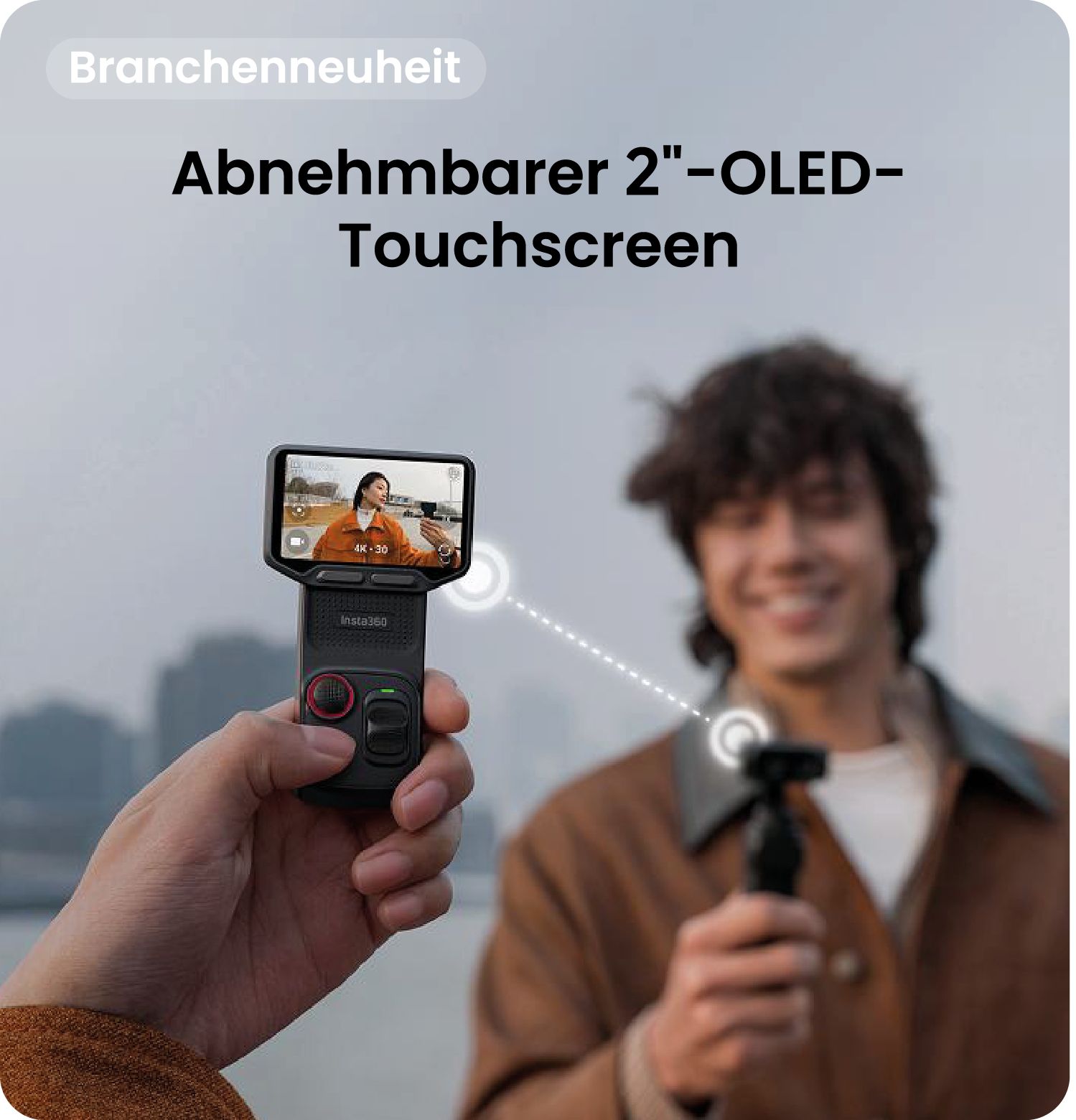 Abnehmbarer 2-Zoll-OLED-Touchscreen der Insta360 Luna Serie als Remote-Monitor in der Hand