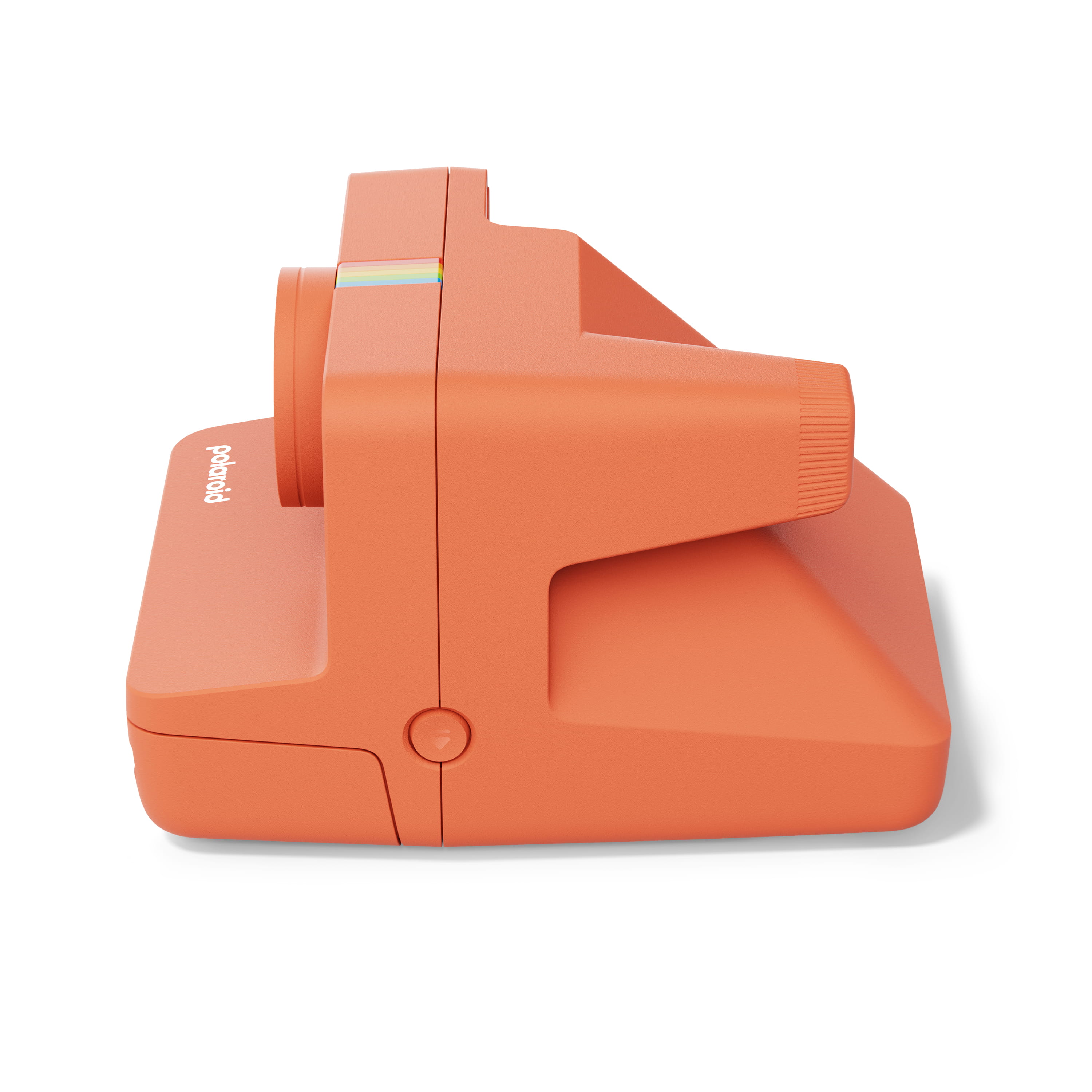 Polaroid Now Gen 3 Plus orange – rechte Seitenansicht mit Objektivgehäuse und Griffstruktur