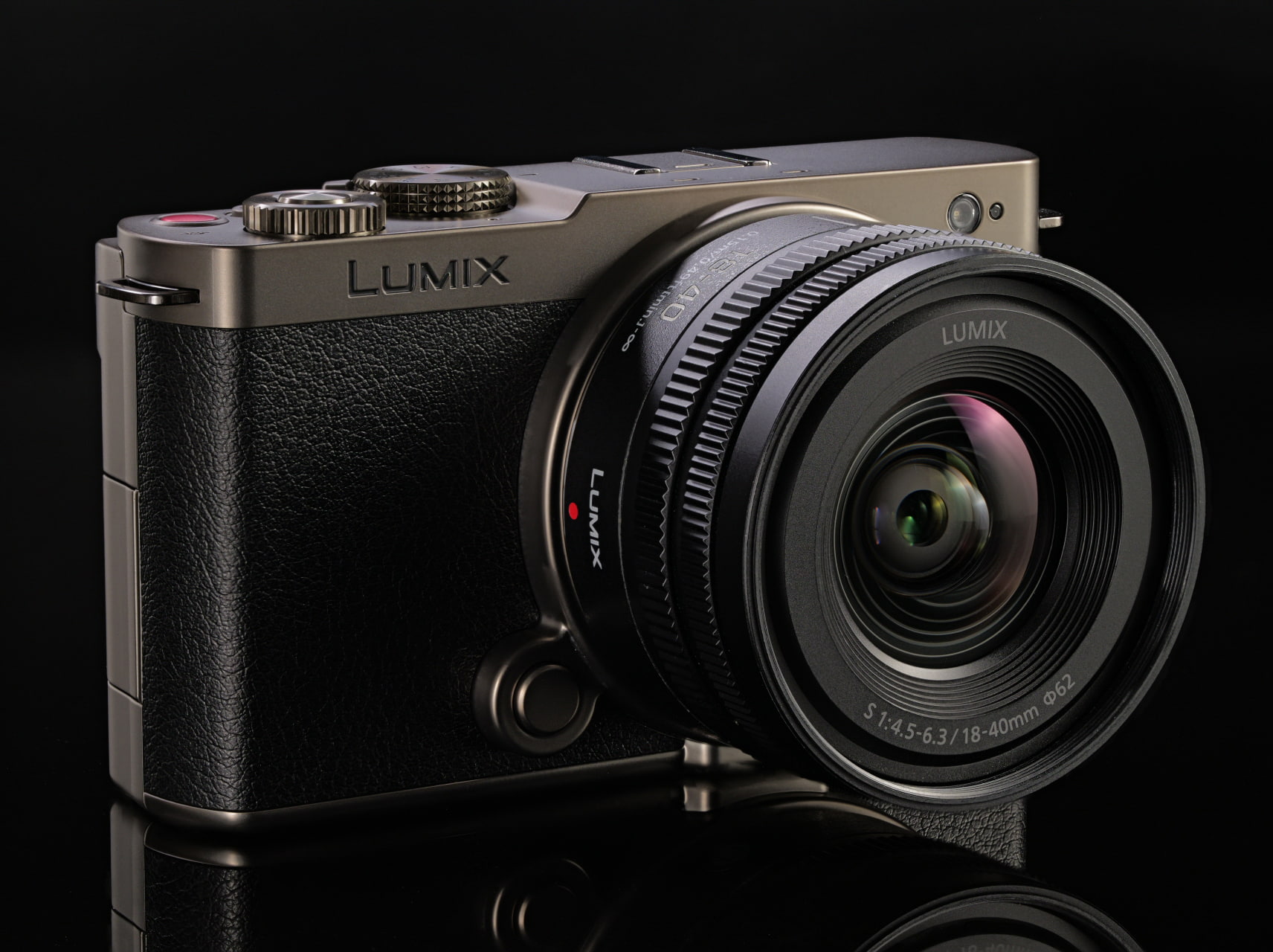 Panasonic Lumix S9 Black Titanium mit 18–40mm Objektiv in schräger Vorderansicht auf schwarzem Hintergrund