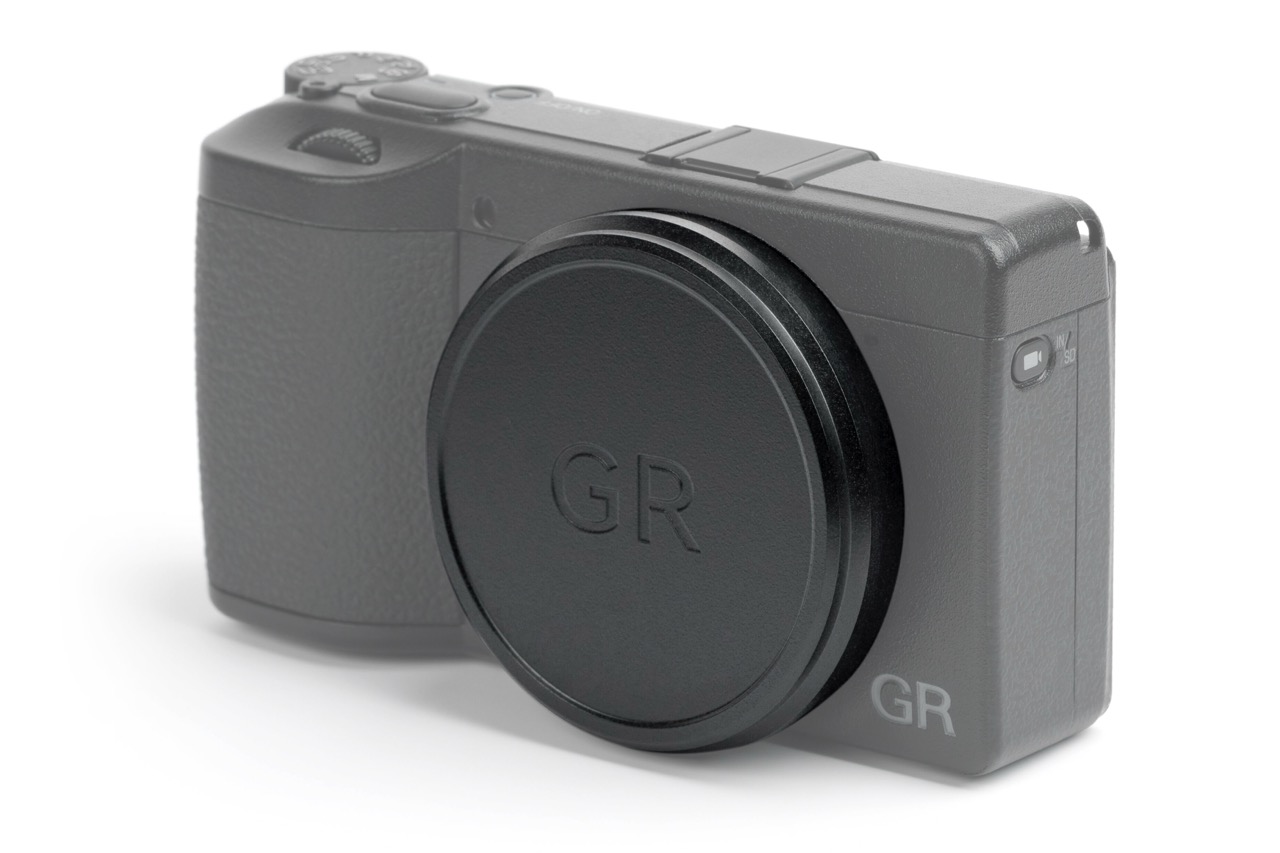 NiSi Objektivdeckel montiert an Ricoh GR IV Kamera in Vorderansicht, schützt das fest verbaute Objektiv im Alltag