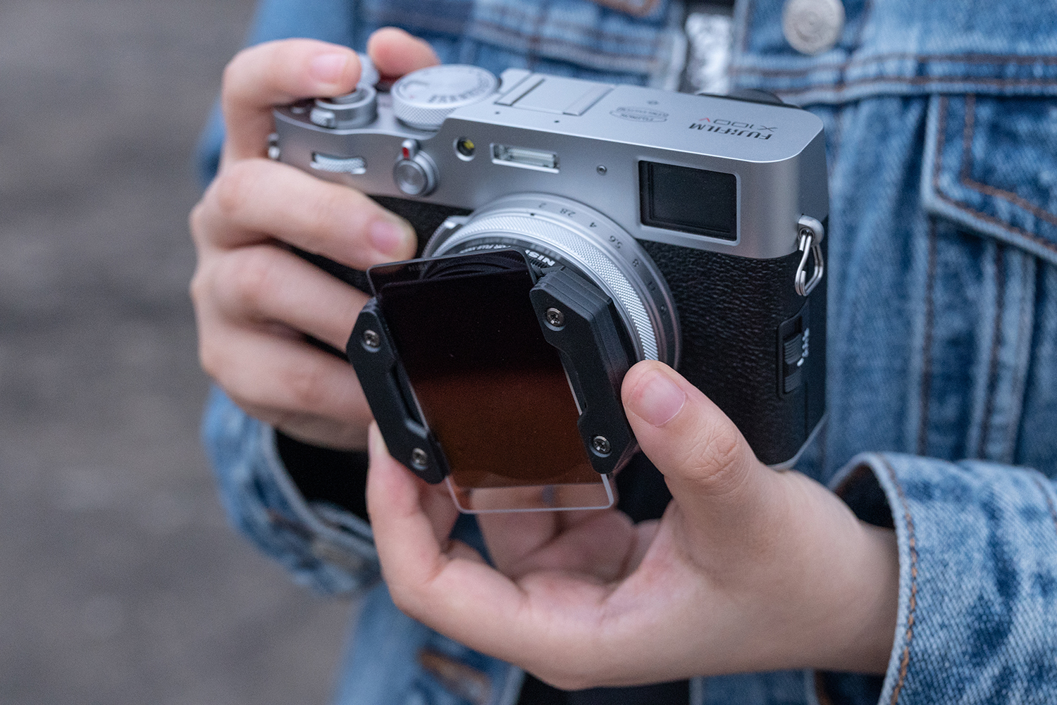 NiSi Filterhalter mit NiSi GND Filter auf Fujifilm X100 Kompaktkamera in Silber, Lifestyle Bild