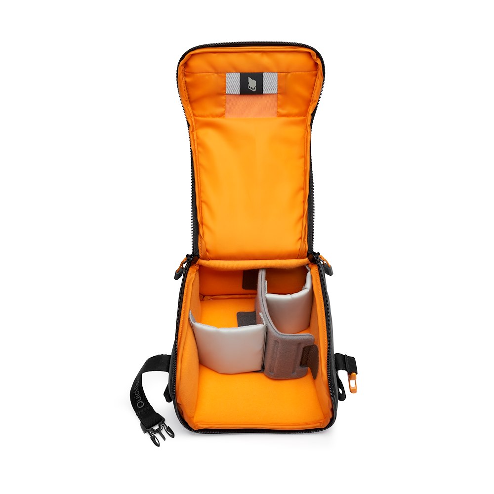 Lowepro GearUp Creator Box M II geöffnet mit flexiblem, gepolstertem Trennsystem ohne Inhalt