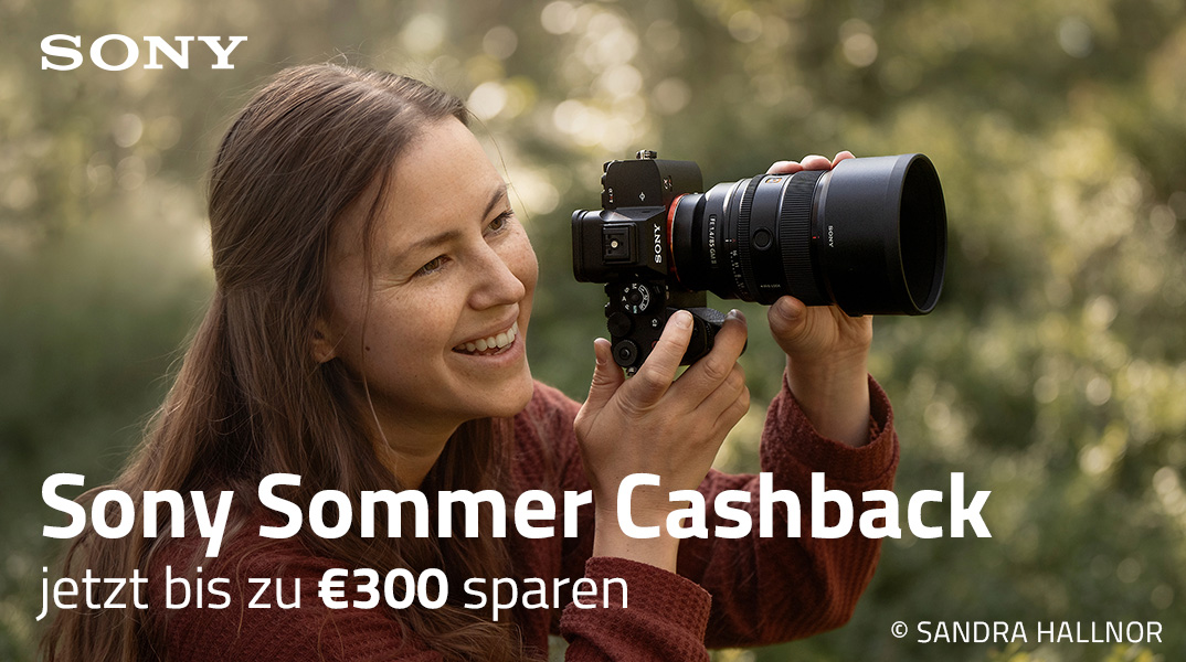 Sony Sommer Cashback Banner mit Hinweis auf bis zu 300 Euro Ersparnis und Kamera im Einsatz