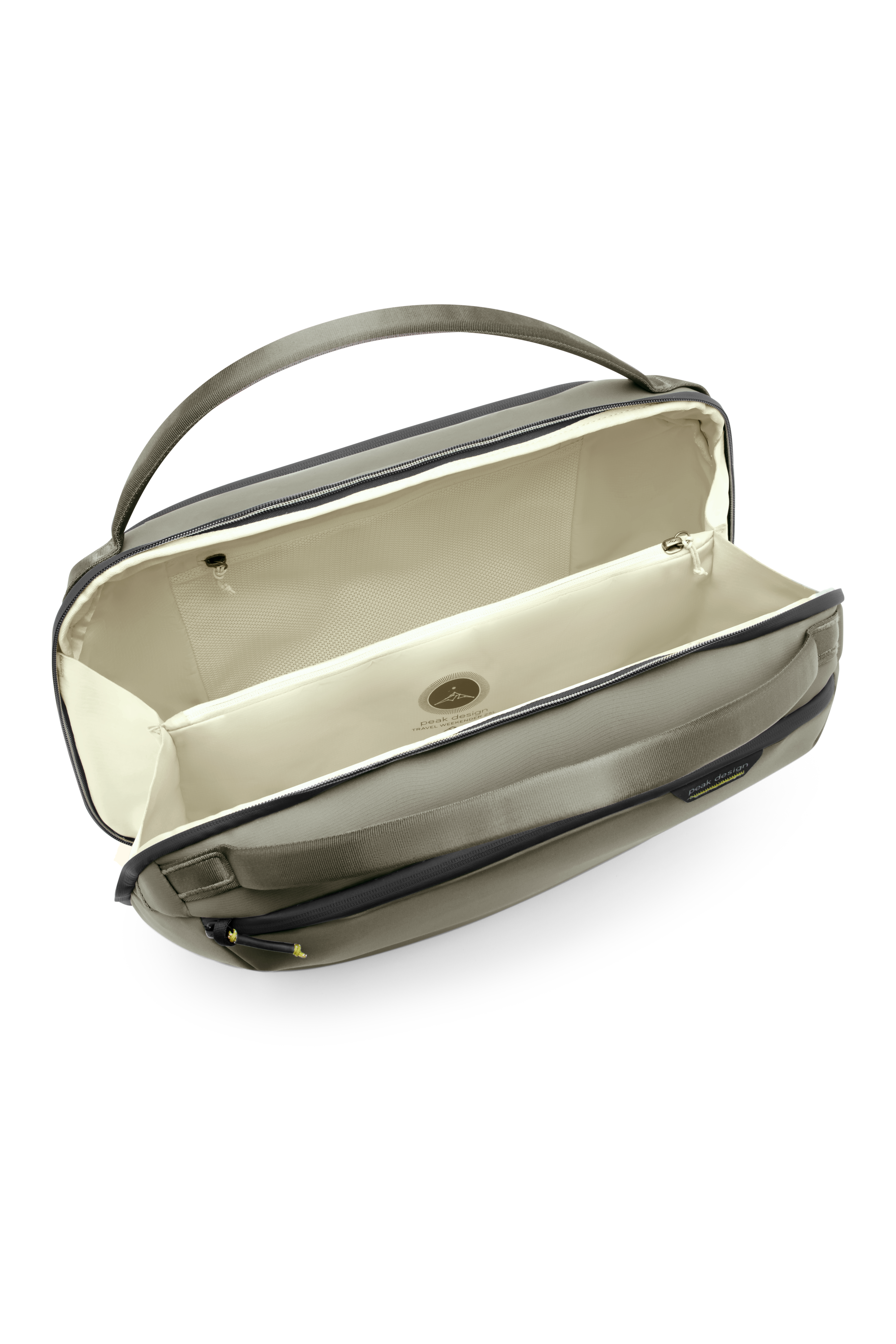 Geöffnete Peak Design Travel Weekender 25L in Stone mit großem Hauptfach und Innenfächern zur Reiseorganisation