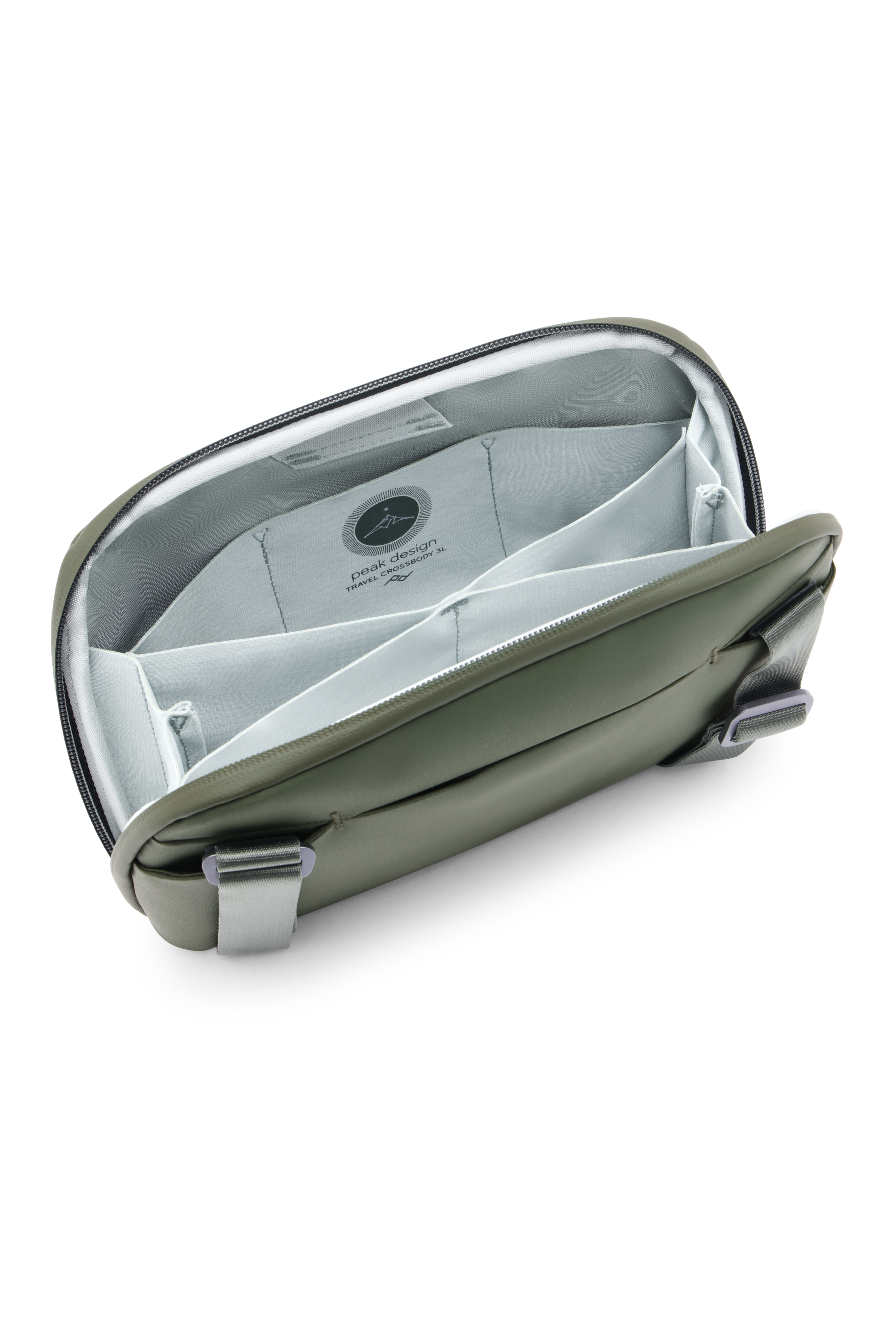 Peak Design Travel Crossbody 3L in Sage, geöffnete Tasche mit Innenfächern und Organisationsfächern.